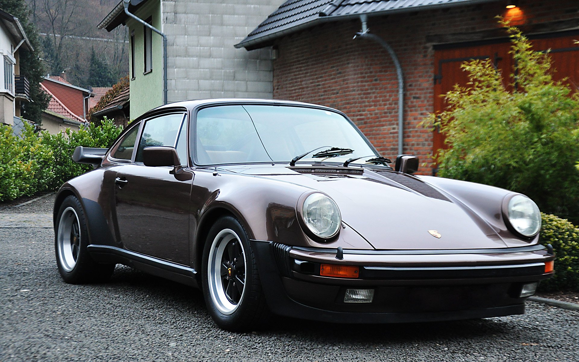 Porsche_911_turbo_-_1976_-_copper_brown_metallic.jpg