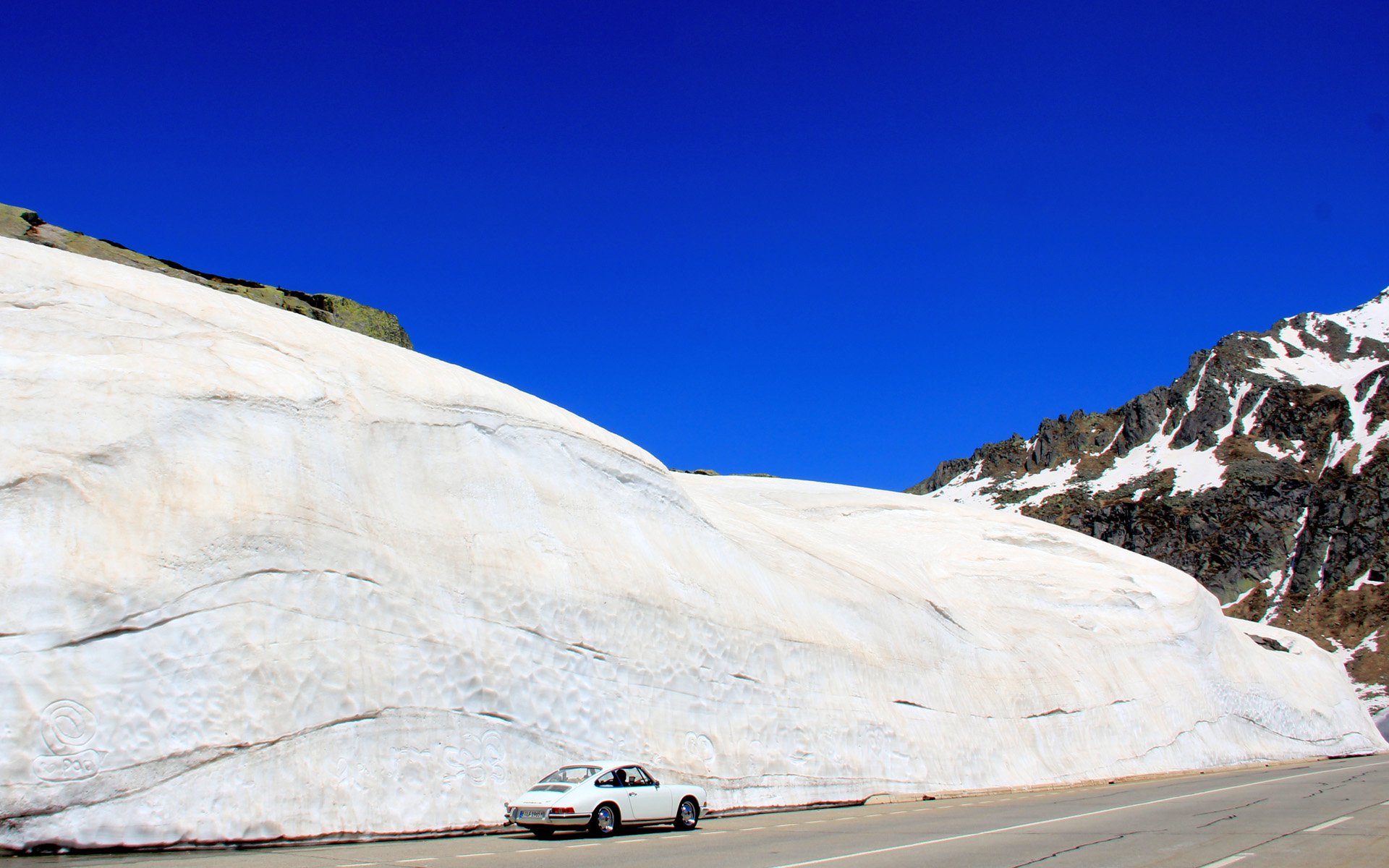 Porsche 911 2.0 Coupé at Sankt Gotthard mountain pass
