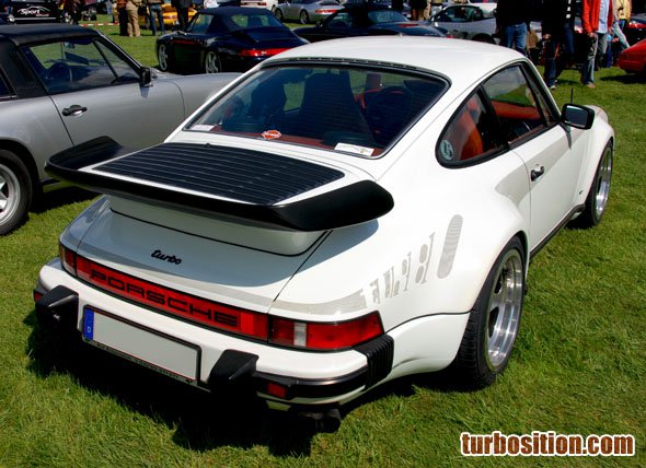 großer Porsche 911 turbo Schriftzug