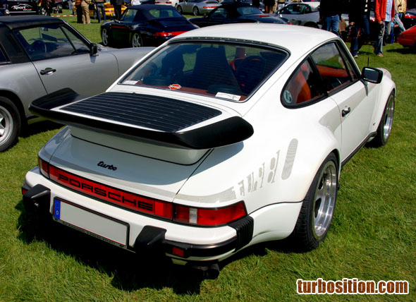 großer Porsche 911 turbo Schriftzug