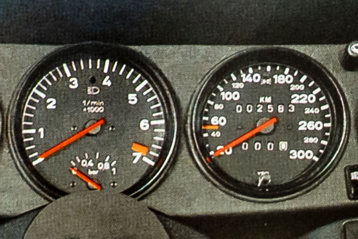 speedometer, tachometer and boost gauge in Porsche 930