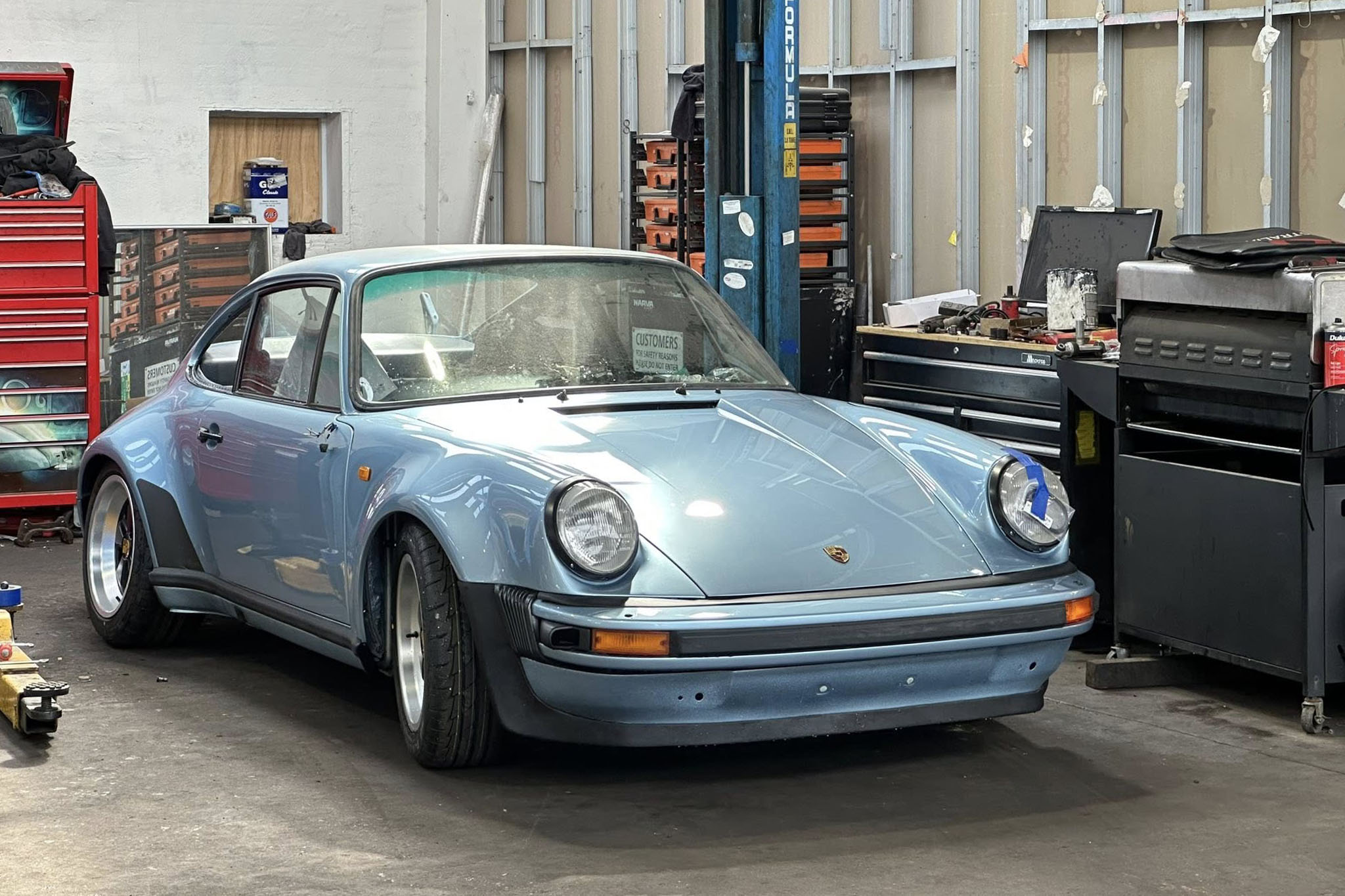 rebuild Porsche 930 - body shop